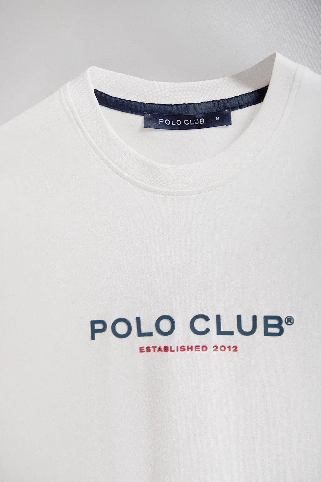 Camiseta de cuello redondo blanca con logo engomado Minimal Title Polo Club